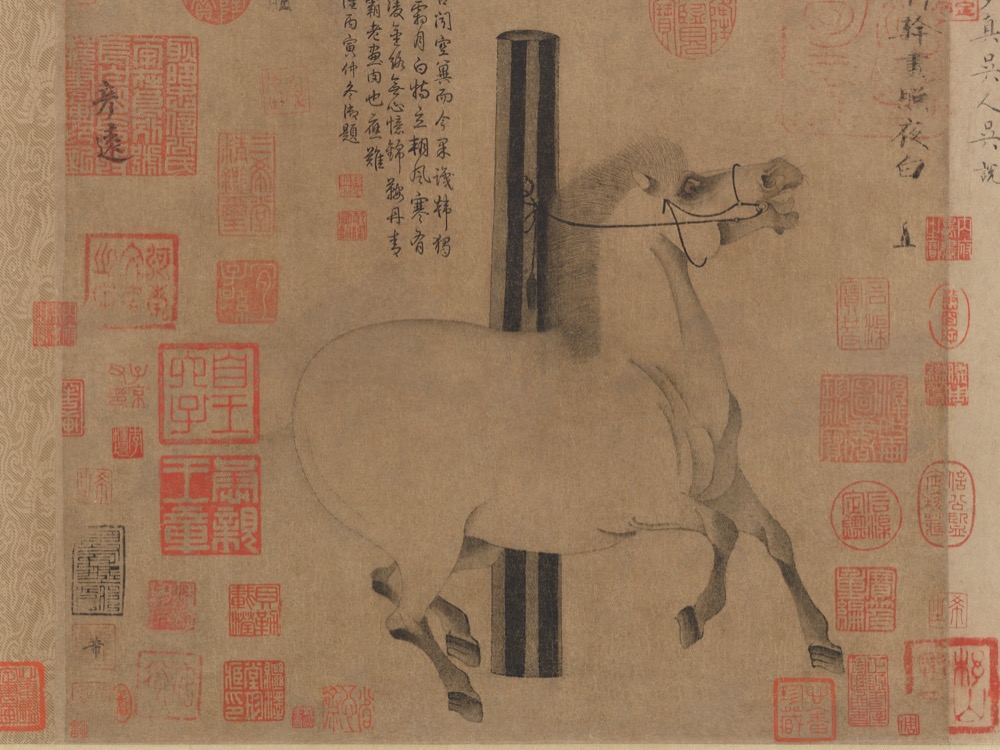 Un caballo blanco encabritado, atado a un poste, rodeado de inscripciones y sellos de coleccionistas; tinta sobre papel.